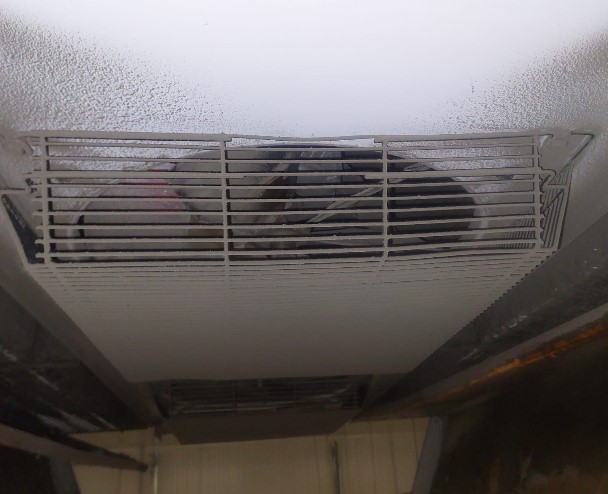résidus graisseux sur un échangeur thermique frigorifique